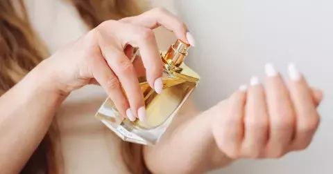 Navoníte se ráno a odpoledne už nic? Poradíme, jak docílit toho, aby parfém vydržel celý den