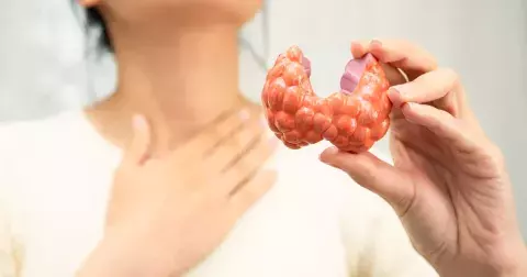 Jste unavená, nebo nemocná? 5 příznaků, že za vaše kila navíc nemůže věk, ale štítná žláza