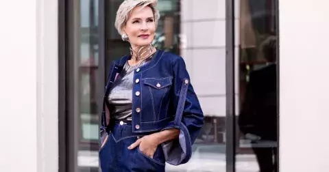 Zvonové džíny jsou zpět v plné parádě: 5 topů, které k nim perfektně padnou. Je mezi nimi bílá košile i jeden oblíbený vzor