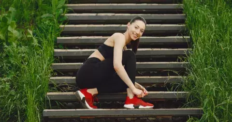 Štíhlejší stehna na počkání. Tři cviky a trojice pomůcek, které vám vykouzlí dokonalé nohy