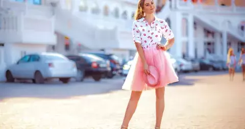 Tyto sukně jsou trendem jara/léta 2026: Dejte šatům a sukním dynamiku podle Marie Antoinetty