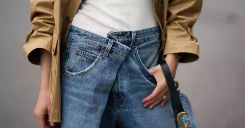 Novinka ve světě džínů: Wonky jeans jsou hravé, působí mladistvě a osvěží šatník