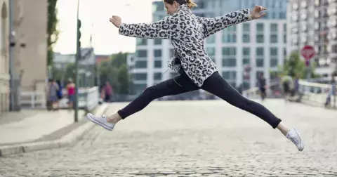 Do zvonu, čokoládově hnědé nebo capri. Tento typ kalhot už dávno není upnutý