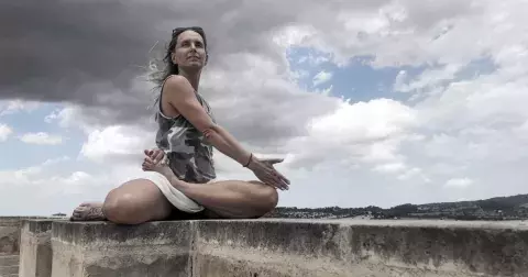 Nedejte stresu šanci, 5. díl: Terapeutická práce se zvukem. Objevte sílu „včelího dechu“, který okamžitě utiší bouři ve vaší hlavě