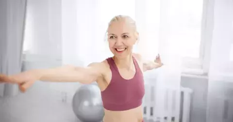 Cvičení pro pevný střed těla: Vyzkoušejte tři snadné cviky na břicho bez lehu na zemi