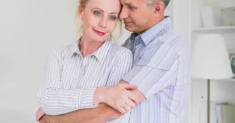 "Seznámila jsem kamarádku se svým strýcem, dělí je 30 let, ale začali spolu tajně chodit," píše Simona