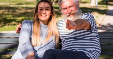 "Zamilovala jsem se do muže o 30 let staršího než já. Rodiče mu nemohou přijít na jméno," píše Renata