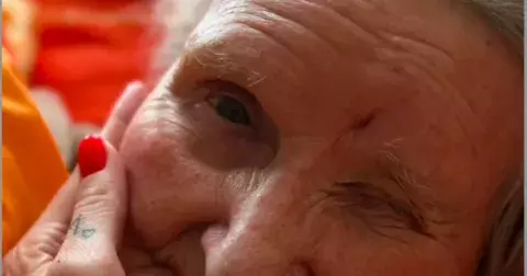 Příběh z důchoďáku: „Je to důsledek stáří“ aneb jak se v domovech seniorů zanedbává péče, svěřila se Anna (40)