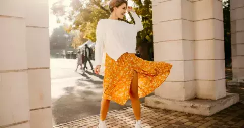 Ani krátká, ani dlouhá. Tenhle typ sukně bude trendem jara 2026. Obléci lze k lodičkám i kotníkovým teniskám