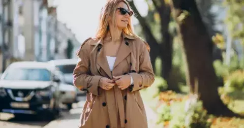 Nadcházející sezóna si žádá kabáty s tímto důležitým doplňkem. Sluší každému typu postavy