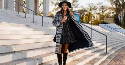 Jezdecké boty s počátkem jara doplní sukně a šaty nad kolena. Vykouzlí nádhernou siluetu