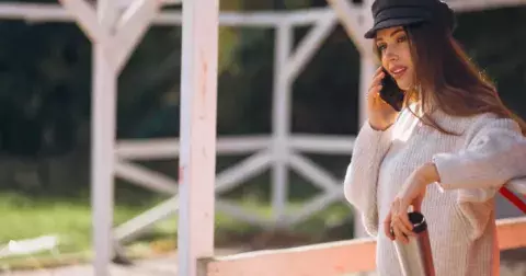 Decentní elegance v podobě úpletových šatů pod kolena. Zahřejí a zvýrazní vaše přednosti