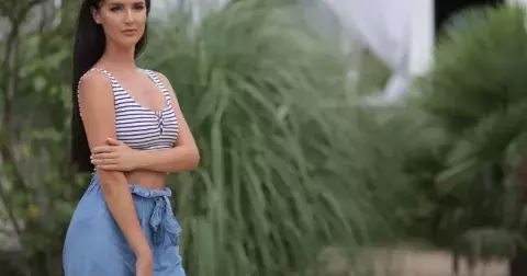 Pirátské halenky jako hlavní trend Francouzek na letošní jaro. Vyberte si v galerii