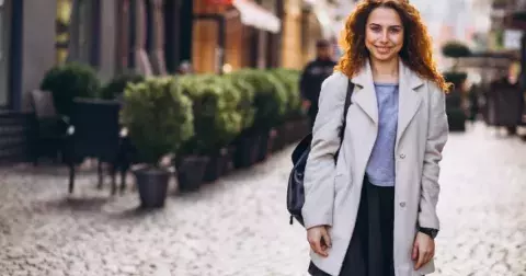 Krátké vlněné kabátky jsou oblíbeným kouskem seveřanek. Zvýrazní váš pas a sluší ženám 50+