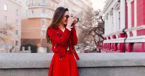 Tyto 3 barvy budou definovat módní paletu roku 2026. Nápadně připomínají barvy jednoho sportovního klubu