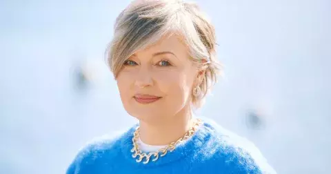 Vlasové trendy 2026: Jednoduché a elegantní účesy pro ženy po 50 s řídnoucími vlasy. Přidají objem a omladí