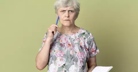 “Tchyně přišla s tím, že jí máme přispívat na živobytí. A ještě si klade podmínky,” neví si rady Karolína. Prý nevychází s důchodem