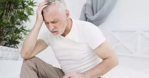 “Chci ukončit vztah s milenkou, ale ona mi vyhrožuje, že to řekne manželce,” neví si rady Jindřich