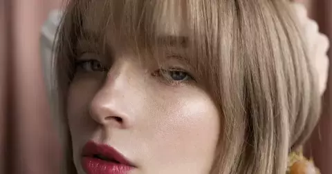 Ofina jako nejvýraznější prvek letošních vlasových trendů: Zjistěte, komu sluší