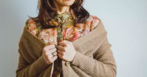 Kardigan místo saka – jak vytvořit elegantní look?