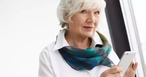 Nervozita, úzkosti, problémy se spánkem i podrážděnost. Závislost na telefonu si vybírá svou daň nejen u mladých