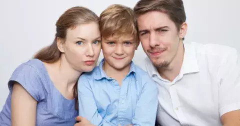 Petr (47 let): Syn mé přítelkyně mě nenávidí a chce, abych se s jeho mámou rozešel, já už dál nemůžu!