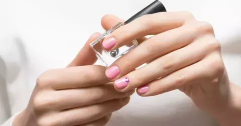Trend v manikúře pro jaro 2026: Nehty v barvě jahodového mléka si zamilujete. Hodí se pro každou délku, tvar i příležitost