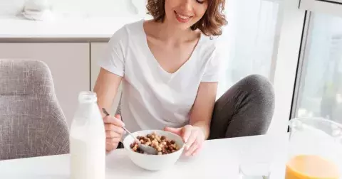 Snídat, nebo nesnídat? Odborníci nemají jasno. S věkem se intervaly mezi jídly prodlužují