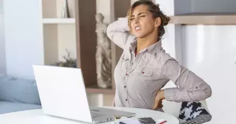 Ztuhlé kyčle vás zbytečně dělají starší: Tento uvolňující cvik zvládnete i u televize