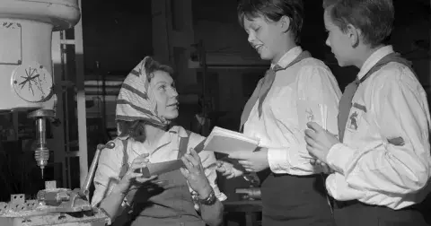 Kvíz: Co si pamatujete o MDŽ za dob socialismu? Slavilo se v práci, doma poté čekal ženy obvyklý kolotoč