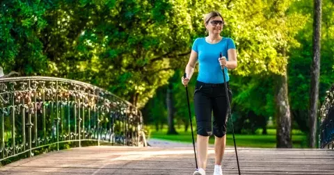 Jedna procházka denně: Kolik minut potřebujete ujít abyste zhubli, nebolela vás záda a klouby? Stačí málo