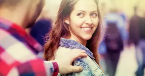 Toužíte po něm, nebo ho chcete jen dostat? 6 věcí, které muže na ženách přitahují jako magnet