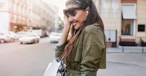 Ideální bunda na jaro, kterou musíte mít: Nadčasový kousek, který se hodí ke všemu a je jako ulitý do aktuálního počasí