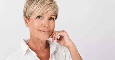 Vlasové trendy 2025 pro starší ženy: 5 elegantních a jednoduchých účesů pro krátké vlasy, které omladí