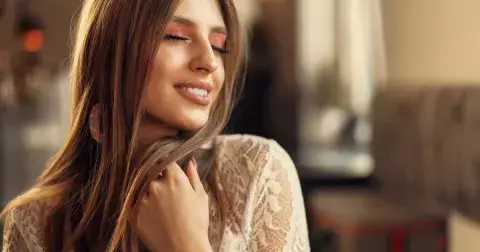 Trendy líčení 2025: Oblíbené přírodní odstíny vystřídají oční stíny, které byly hitem 80. a 90. let