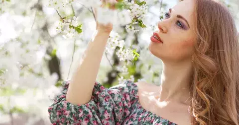 Jak připravit vlasy na jaro? Dopřejte jim hloubkovou regeneraci v těchto 5 krocích