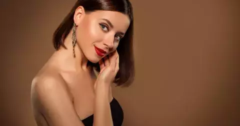 Hodí se nejen na ples, ale i do ulic: Vrací se smyslné glamour líčení z 90. let