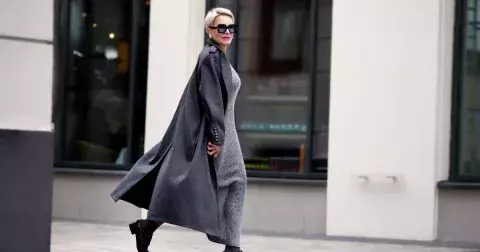 3 stylové outfity na měsíc únor: Osvědčí se vlněné šaty i tyto hřejivé kalhoty