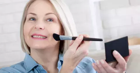 Přirozené líčení podle Francouzek, které sluší i ženám nad 50 let