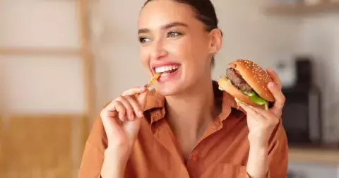 Toto je pět nejvíc karcinogenních potravin, před nimiž varuje Světová zdravotnická organizace, ale Češi je tak milují