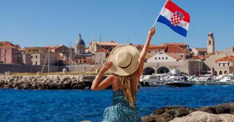 Kvíz: Poznáte vlajky zemí, které jsou oblíbenými dovolenkovými destinacemi Čechů? Zkuste zodpovědět všech 10 otázek