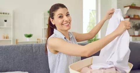 Oblíbené bílé tričko už nezáří jako dřív? Přinášíme 7 ověřených tipů, jak jednoduše vybělit prádlo, pomůže soda i ocet