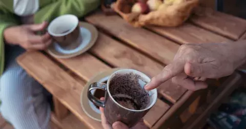 Kávovou sedlinu rozhodně nevyhazujte. Funguje jako přírodní čistič a prospívá rostlinám