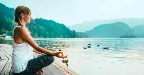 Snadný cvik pozice hrdiny Virasana je balzám na unavené nohy na konci dne. Protahuje a uvolňuje nohy, zejména stehna, kotníky a chodidla