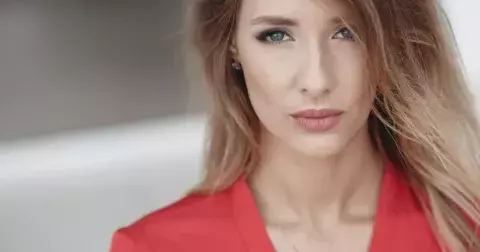 Seznamte se s nejžhavějšími trendy v líčení pro rok 2026: Lichotí i zralé pleti