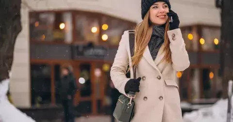 Zdá se vám móda v zimě nudná? 3 způsoby, jak stylově kombinovat šaty, kabát a boty