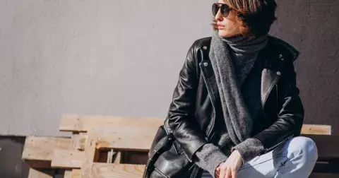 Trenčkoty jsou pasé. Vrací se kontroverzní bundy, které si zamilují i ženy po 50