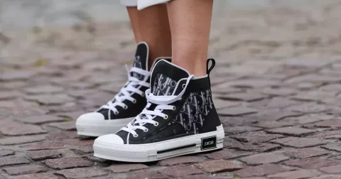 Nejpohodlnější boty všech dob jsou zpět: Plátěné tenisky se hodí ke kalhotám i šatům