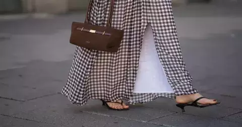 S oteplením se vracejí populární maxi sukně: Zjistěte, jaké trendy vzory letos letí