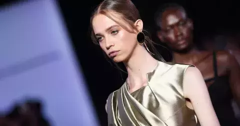 Týden módy v Miláně. Dominuje pánský styl i netradiční paleta barev podzimu. Co se bude nosit na jaře 2026?